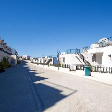 Appartement With The Pool And Sea View, As You Can Have A Pleasant Time On Your Balcony Bogazici