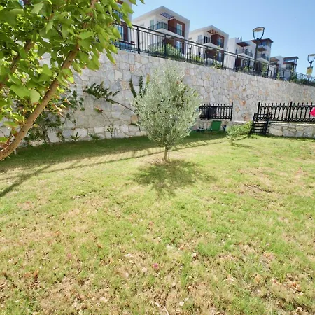 With The Pool And Sea View, As You Can Have A Pleasant Time On Your Balcony Appartement Bogazici