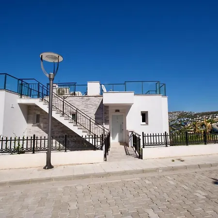 With The Pool And Sea View, As You Can Have A Pleasant Time On Your Balcony Appartement *
