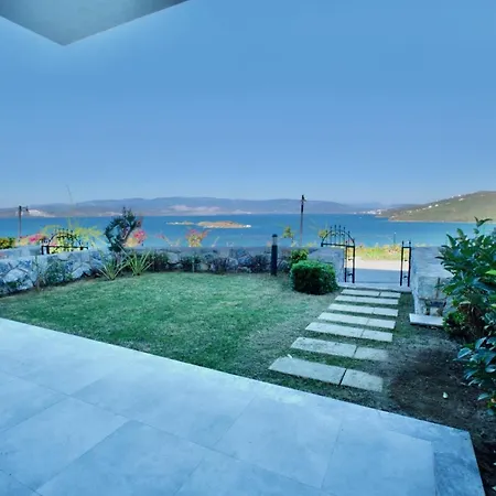 With The Pool And Sea View, As You Can Have A Pleasant Time On Your Balcony Appartement *